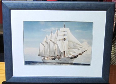 CAJA-6-COPAS-Y-FOTO-DE-BUQUE-ESCUELA-JUAN-SEBASTIAN-DE-ELCANO.jpg